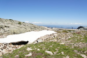 Snehové pole pri odbočke z cesty N339 k vrcholu