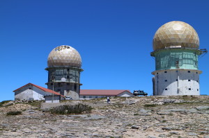 Staré radarové veže nachádzajúce sa na vrchole Torre boli postavené za režimu Antonia Salazara.