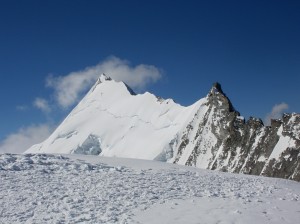 Weisshorn (4 506 m) z vrcholu Bishornu (4 159 m)
