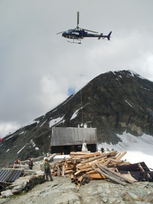 Na chate Cabane de Tracuit (3 256 m) sa dokončuje rekonštrukcia terasy, dovoz materiálu vrtuľníkom