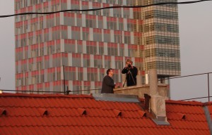 Dvojica nórskych diplomatov Jesper Kȧsastul a Jostein Linstad zo strechy budovy v bratislavskom Starom Meste neustále fotografuje (a asi aj odpočúva) oproti stojacu budovu Admirality Námorných síl Armády SR.