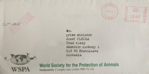 Peknú obálku listu od šéfky Svetovej spoločnosti pre ochranu zvierat (WSPA) si premiér Plecha uložil pod sklo svojho pracovného stola.