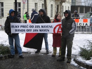 Početné davy demonštrantov nesúhlasiace so slovenskou zahraničnou politikou smerujúcou k anexii ostrova Jan Mayen.