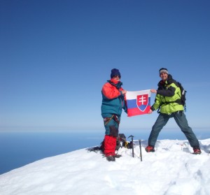 Zástupcovia Slovenska P. Fabian a R. Horňák na vrchole Beerenbergu na ostrove Jan Mayen nedočkavo rozvinuli štátnu zástavu (mali v nej totiž zabalenú fľašku vodky určenú na oslavu dobytia vrcholu.)
