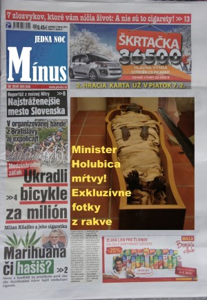 Bulvárnemu denníku Mínus jedna noc sa podaril husársky kúsok! Priniesol exkluzívne fotografie zosnulého ministra Karola Holubicu.