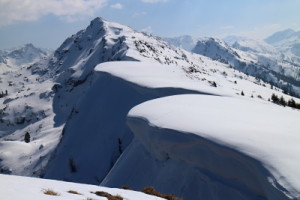 4.Snehové preveje na hrebeni medzi Gasselhöhe (2001 m.n.m.) a Rippeteggom (2126 m.n.m.) v pozadí