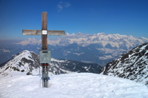 9.Vrcholový kríž na Rippeteggu (2126 m), v pozadí Hoher Dachstein 2995 m