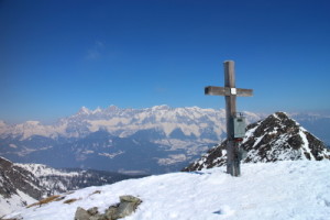12.Vrcholový kríž na Rippeteggu 2126 m, vravo vrchol Shoberu 2133 m, v pozadí Dachsteinské trojčelie