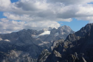 Pohľad z vrchola na masív Dachsteinu