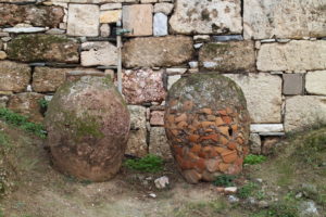  Pováľané aj stojace antické kamene