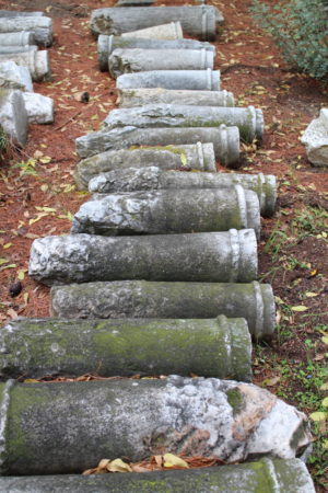 Pováľané aj stojace antické kamene